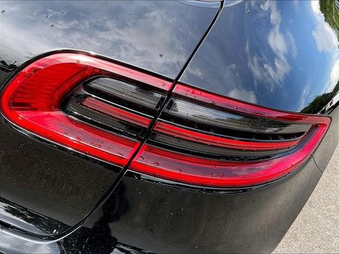 Used 2018 Porsche Macan AWD/4WD image 33