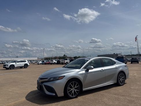 Used 2022 Toyota Camry SE FWD image 10