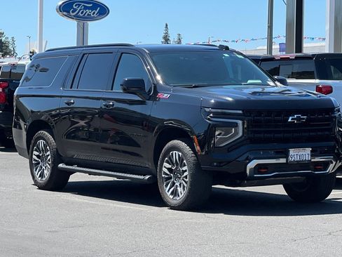 Used 2025 Chevrolet Suburban Z71 AWD/4WD image 2