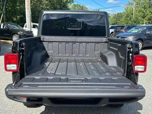 New 2025 Jeep Gladiator Sport image 4