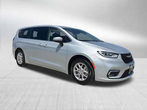 Used 2023 Chrysler Pacifica Touring-L FWD image 4