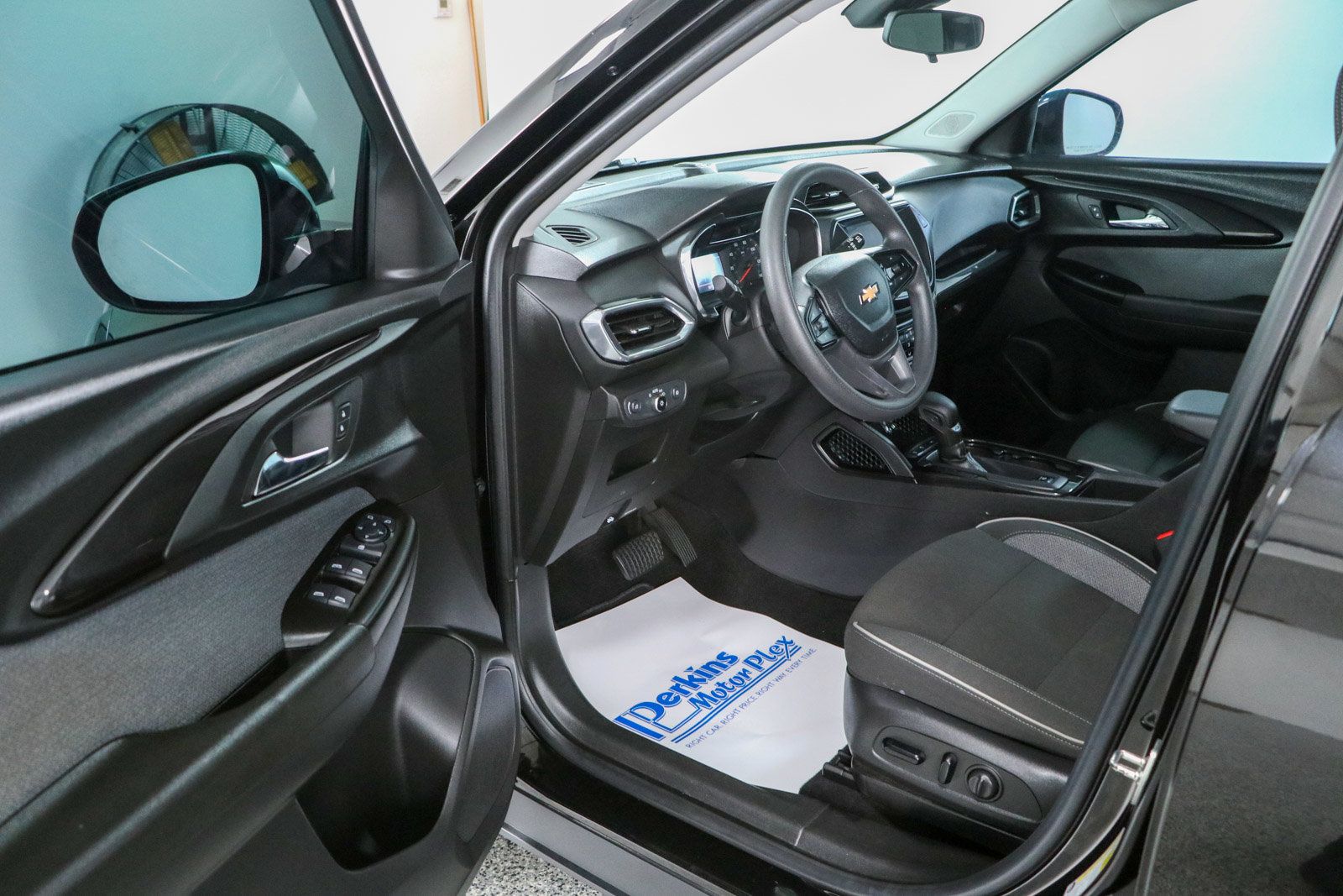 Used 2023 Chevrolet TrailBlazer LT FWD image 3