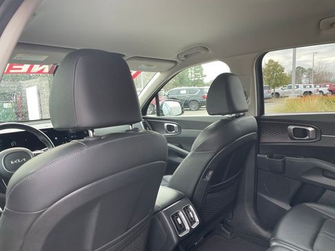 Used 2025 Kia Sorento S image 27