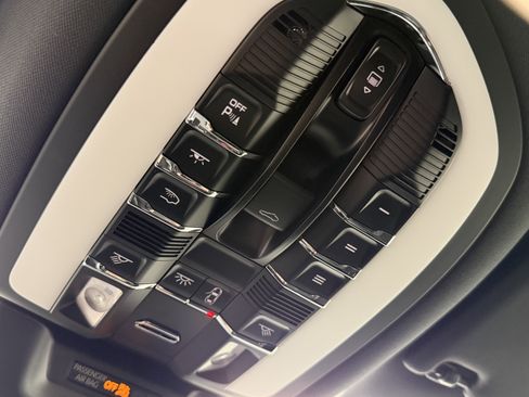 Certified 2024 Porsche Macan AWD/4WD image 36