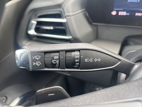 Used 2025 Chevrolet Traverse LT w/ Sun and Wheel Package image 22