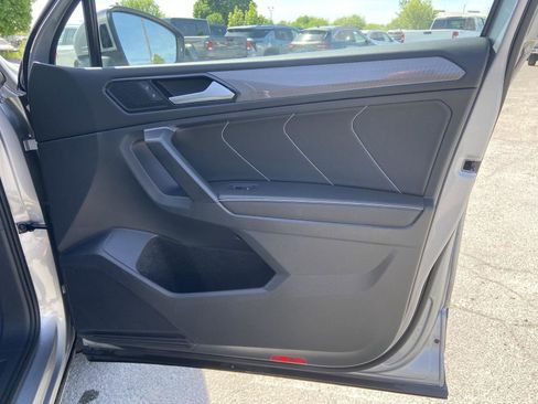 Used 2023 Volkswagen Tiguan SE w/ Panoramic Sunroof Package FWD image 19