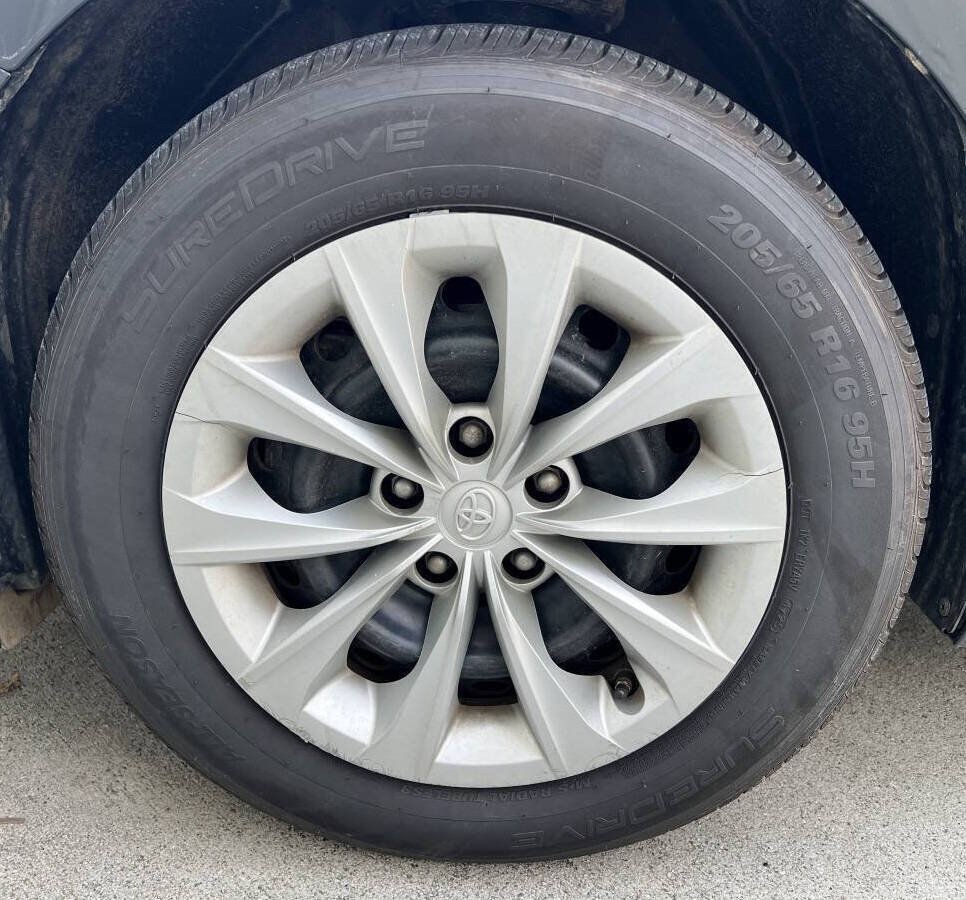 Used 2017 Toyota Camry LE w/ Moonroof Package FWD image 29