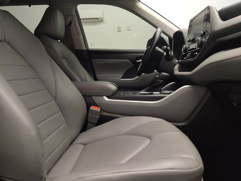 Used 2022 Toyota Highlander XLE FWD image 21