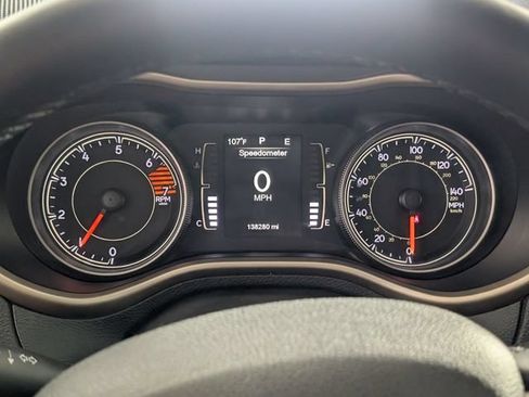 Used 2016 Jeep Cherokee Latitude w/ Comfort/Convenience Group AWD/4WD image 18