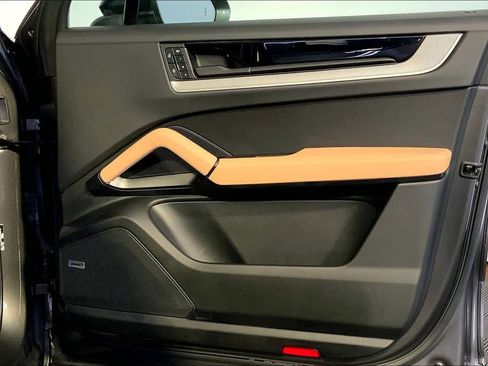 Used 2025 Porsche Cayenne image 26