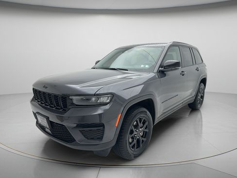 Used 2024 Jeep Grand Cherokee Altitude AWD/4WD image 5
