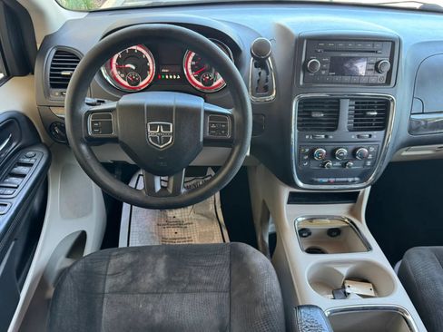 Used 2016 Dodge Grand Caravan SXT FWD image 17