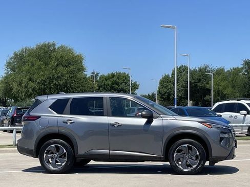 Used 2025 Nissan Rogue SV FWD image 3