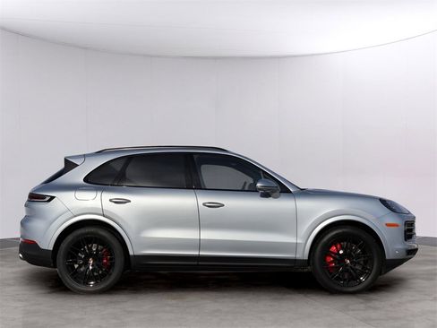 Used 2026 Porsche Cayenne S image 9