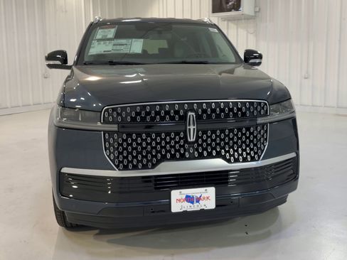 New 2026 Lincoln Navigator L Premier image 4