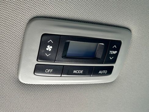 Used 2019 Toyota Sienna XLE Premium image 24