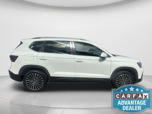 Used 2025 Volkswagen Taos SE w/ Panoramic Sunroof Package FWD image 7