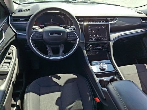 Used 2023 Jeep Grand Cherokee Laredo AWD/4WD image 11