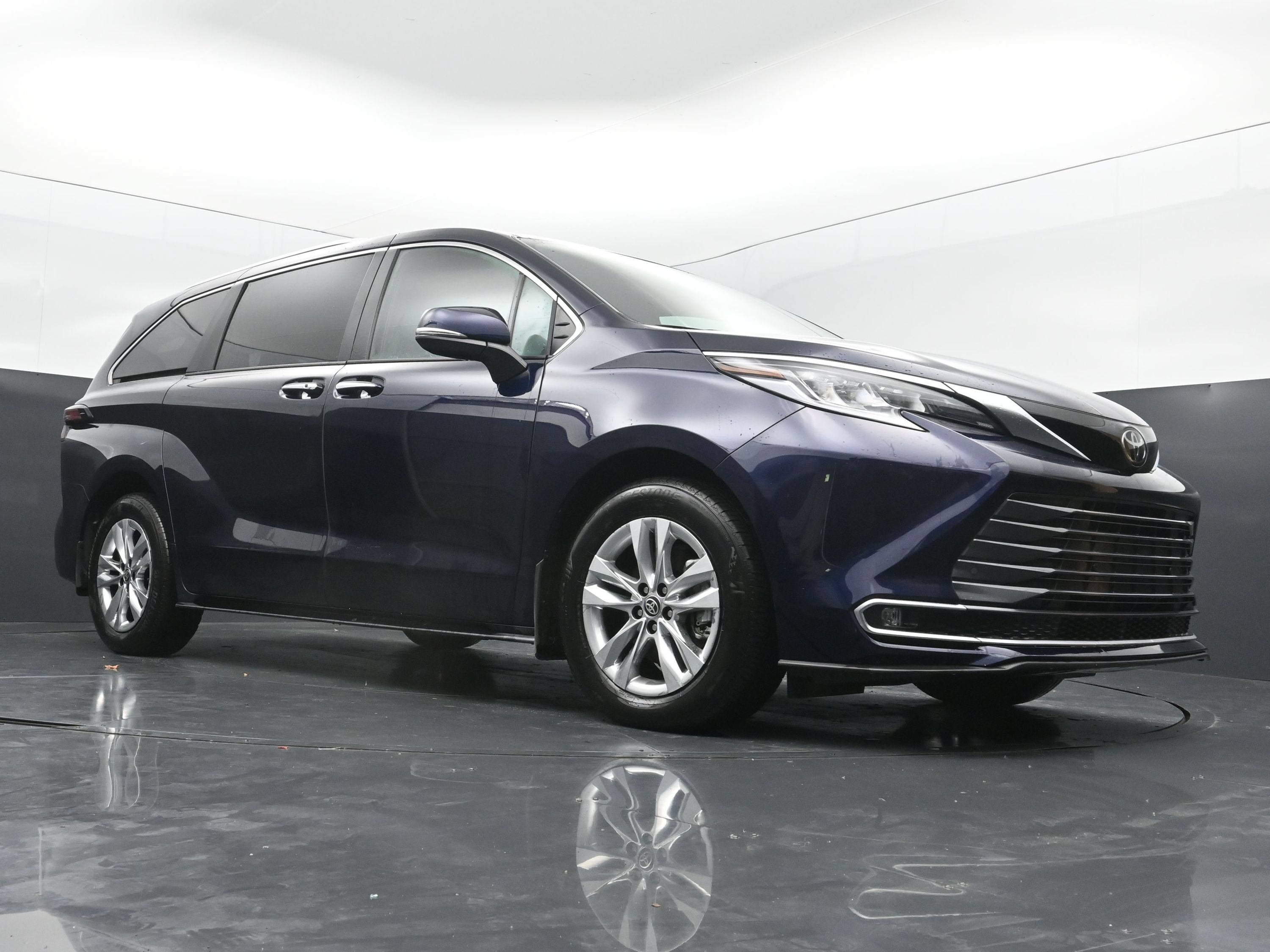 Used 2026 Toyota Sienna Limited FWD image 42