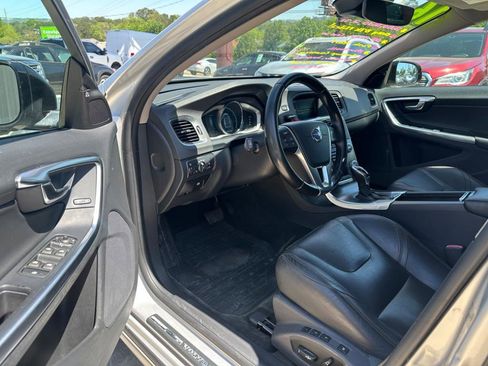 Used 2016 Volvo V60 T5 Cross Country image 5