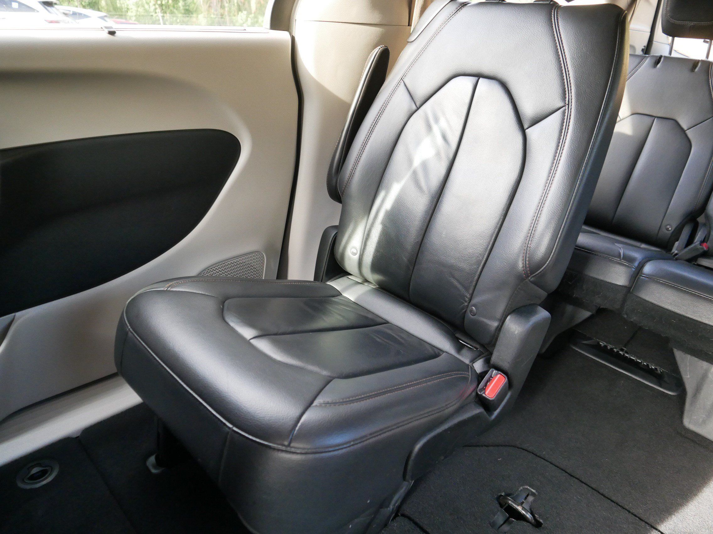 Used 2017 Chrysler Pacifica Touring-L w/ Tire & Wheel Group FWD image 12