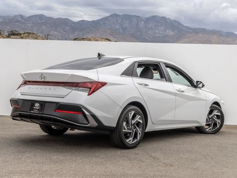 Used 2025 Hyundai Elantra SEL FWD image 13