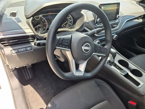 Used 2025 Nissan Altima 2.5 SV FWD image 15