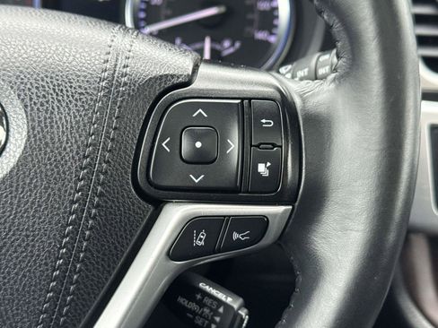 Used 2019 Toyota Highlander XLE w/ Carpet Mat Package (TMS) AWD/4WD image 7