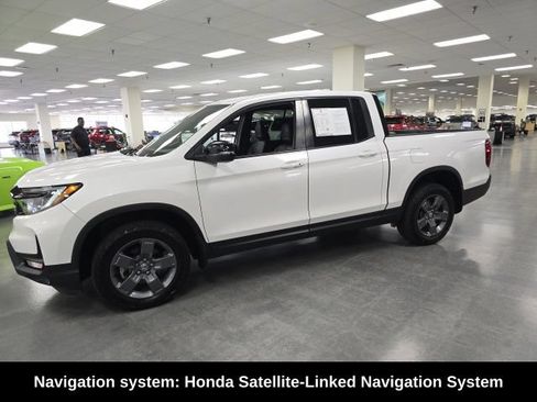 Used 2025 Honda Ridgeline TrailSport image 3