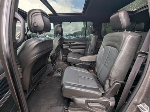 Used 2023 Jeep Wagoneer L Series III w/ Premium Group I AWD/4WD image 11
