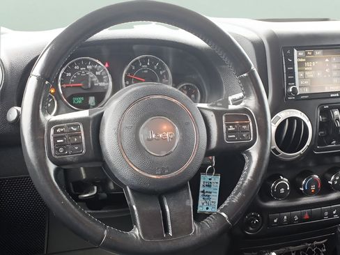 Used 2016 Jeep Wrangler Unlimited Sahara w/ Connectivity Group AWD/4WD image 10
