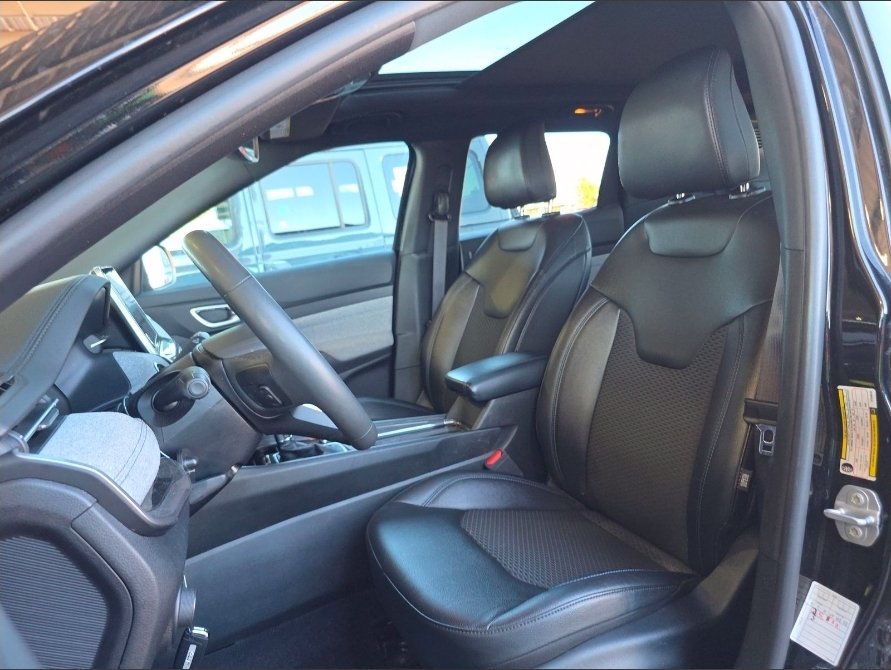 Used 2025 Jeep Compass Latitude w/ Sun & Sound Group AWD/4WD image 11