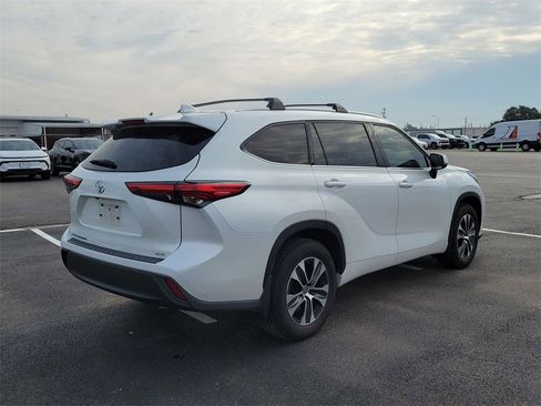 Used 2022 Toyota Highlander XLE image 6