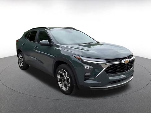 Used 2025 Chevrolet Trax LT FWD image 3