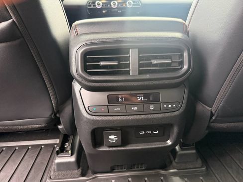 Used 2025 Honda Pilot TrailSport image 29