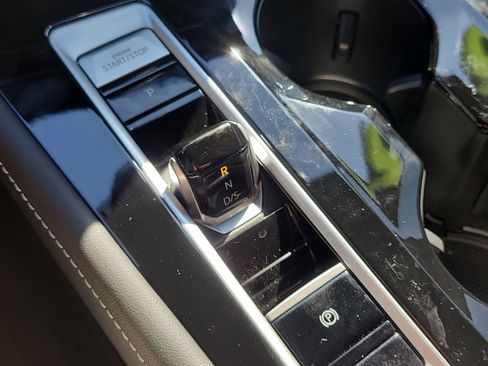 Used 2025 Volkswagen Atlas Cross Sport SE image 28