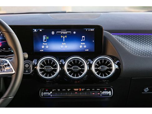 Used 2025 Mercedes-Benz GLA 250 4MATIC image 14