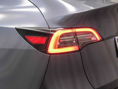Used 2023 Tesla Model Y 2WD image 7