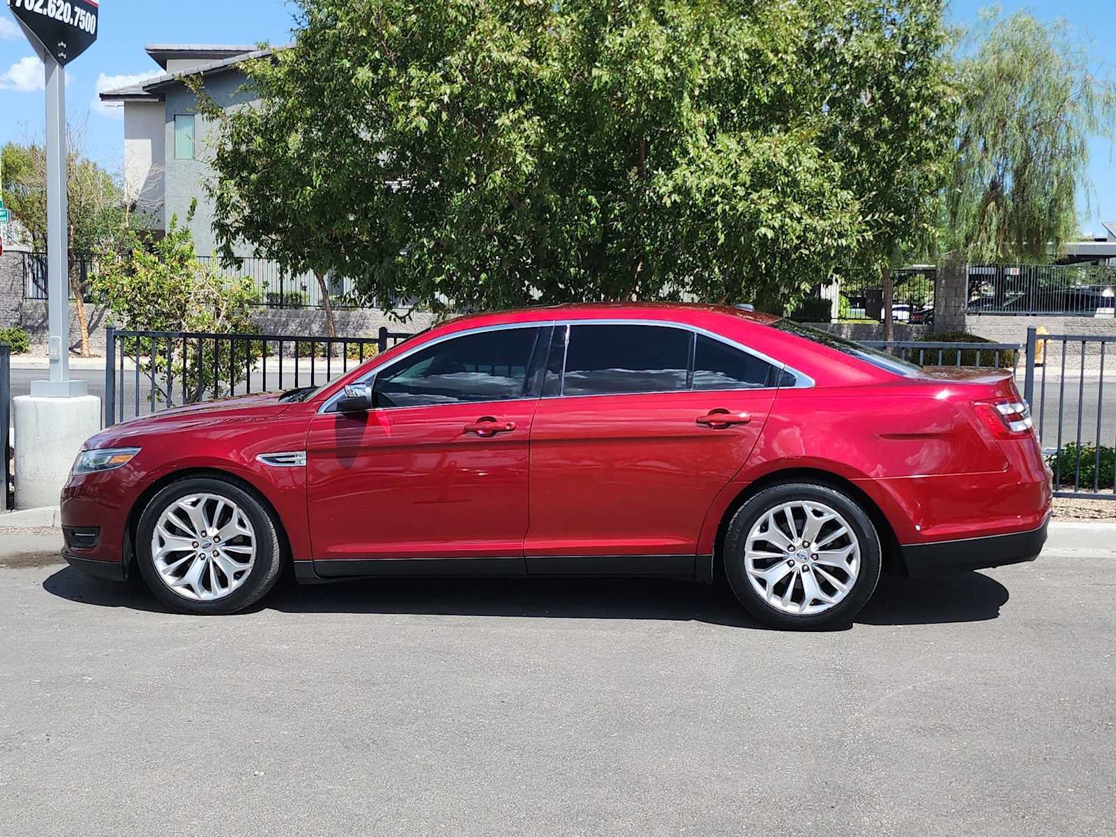 Used 2019 Ford Taurus Limited FWD image 5
