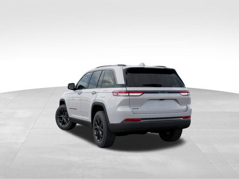 New 2026 Jeep Grand Cherokee Laredo image 3