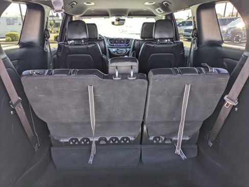 Used 2025 Chrysler Pacifica Select image 10