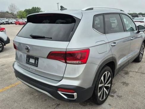 Used 2024 Volkswagen Taos SE FWD image 2