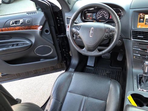 Used 2019 Lincoln MKT AWD image 33