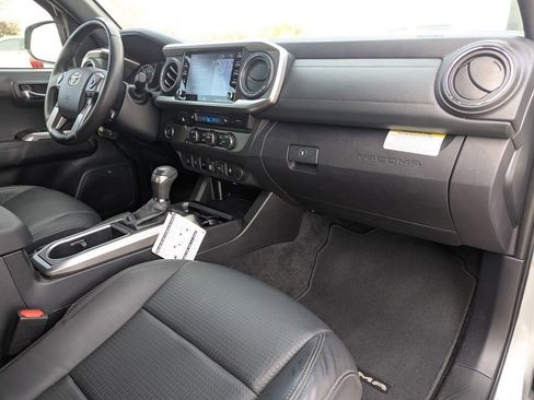 Used 2021 Toyota Tacoma Limited image 9