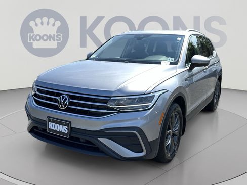 Used 2023 Volkswagen Tiguan SE w/ Panoramic Sunroof Package FWD image 5