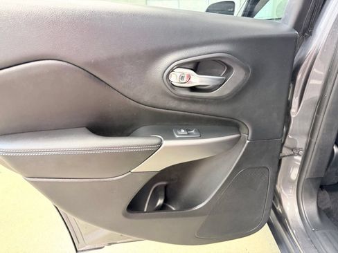 Used 2019 Jeep Cherokee Latitude Plus w/ Comfort/Convenience Group FWD image 17