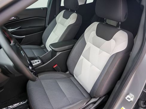 Used 2025 Chevrolet Trax RS w/ Sunroof Package FWD image 10