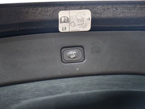 Used 2018 Ford Edge Titanium w/ Equipment Group 302A AWD/4WD image 19