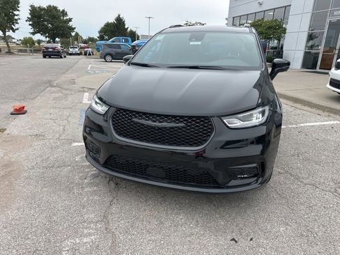 New 2026 Chrysler Pacifica Limited w/ S Appearance Package image 11