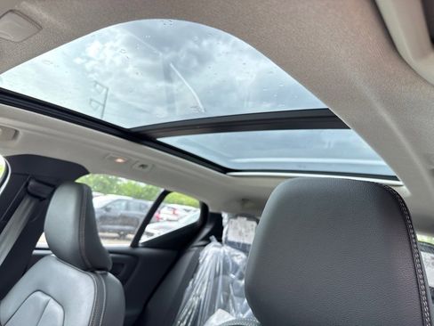 Certified 2025 Volvo XC40 B5 Core w/ Protection Package Premier image 4